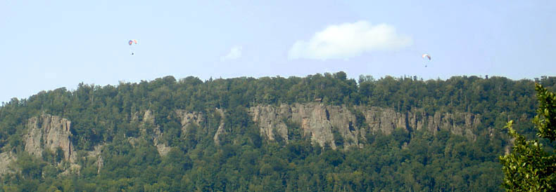 http://www.schwarzwald-informationen.de/bilder/bilder-gleitschirmflieger/drachenflieger-battert.jpg
