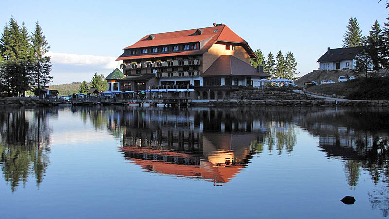 http://www.schwarzwald-informationen.de/bilder/mummelsee/mumelseehotel.jpg