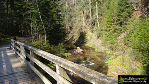 Holzbrücke über Tonbach