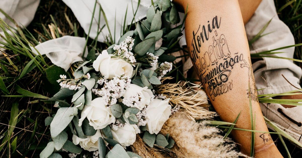 Braut in einem leichten Boho-Kleid auf einer Schwarzwaldwiese mit Bäumen im Hintergrund